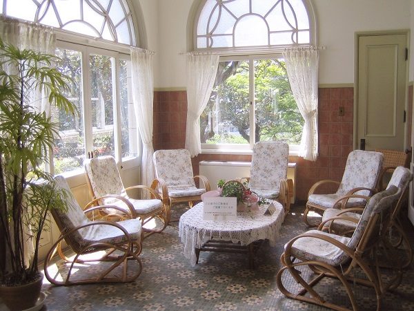Hatoyama_Hall_(sun-room) Hatoyama_Hall_(sun-room)